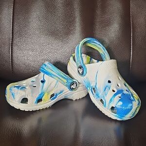 GUC CROCS Kids Tie-Dye Clog Sandals - Blue, Yellow & White Q15